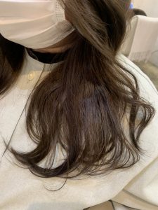 《スモーキーグレージュ》